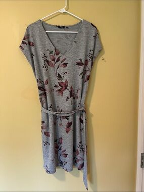 Reitmans Grey Floral V-Neck Midi Dress. Tie Belt. Cap sleeves. Pockets Large
